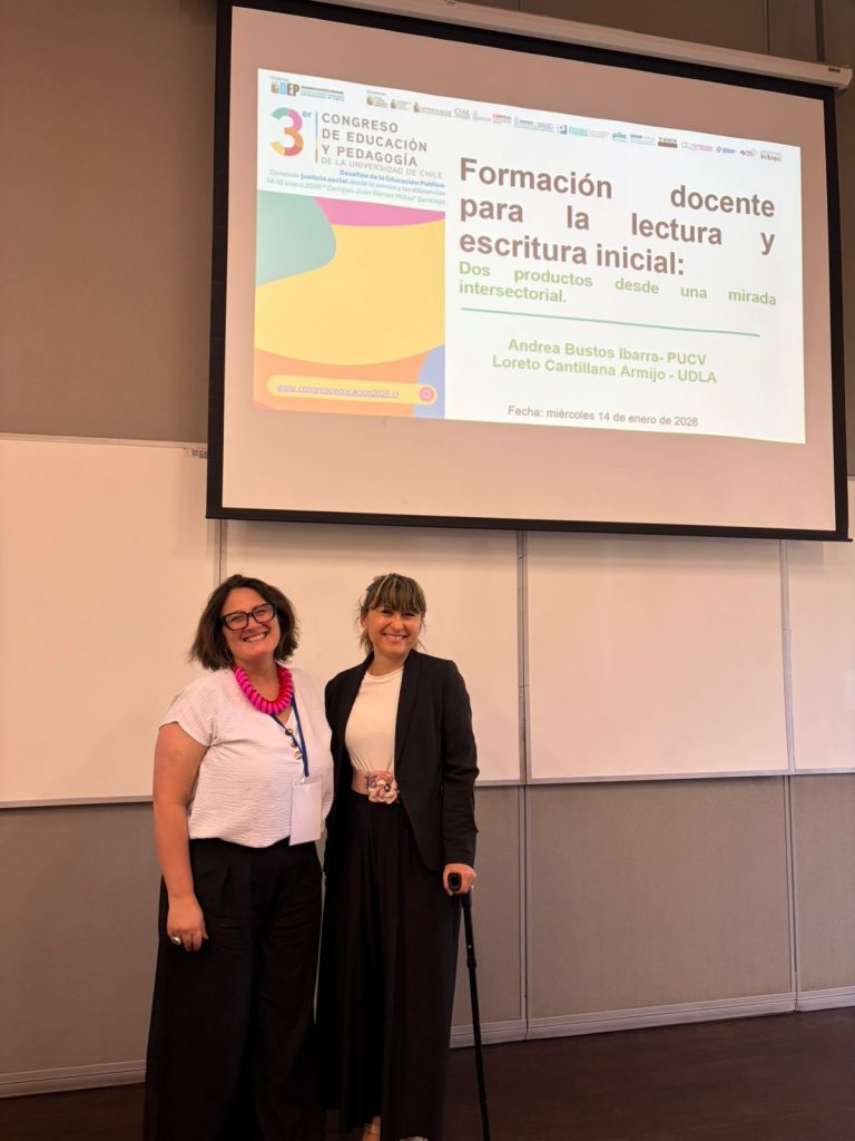 Académica UDLA exponiendo sobre formación docente inicial en lectura y escritura en el Congreso de Educación Pública.