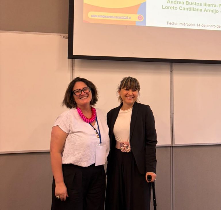 Académica UDLA exponiendo sobre formación docente inicial en lectura y escritura en el Congreso de Educación Pública.