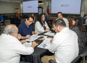 Grupo de estudiantes en grupo en mesa