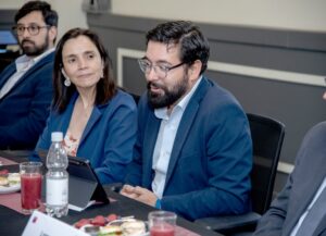 Tres personas sentadas exponiendo
