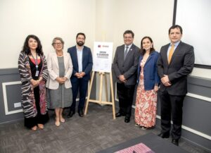 Grupo posando con cartel informativo del evento