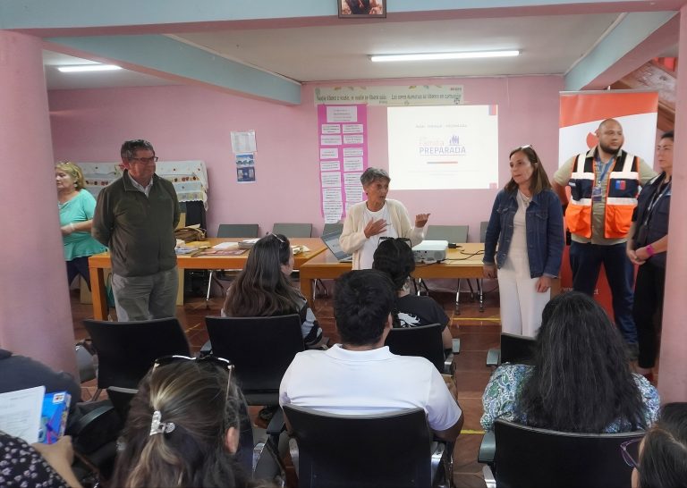UDLA y entidades públicas impulsan capacitación comunitaria en barrio Manuel Bustos para fortalecer prevención de emergencias
