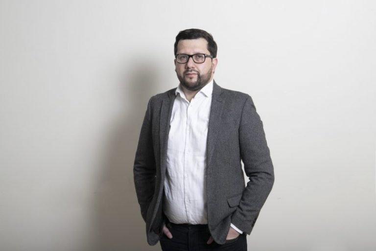 Investigador del Observatorio de Nueva Ciudadanía de UDLA publica columna en el medio español La Vanguardia