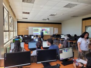 Grupo de alumnos sentados frente al computador en clases