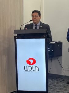 Hombre exponiendo en podio en seminario