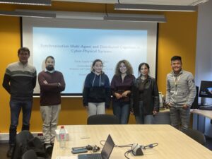 Grupo de alumnos exponiendo