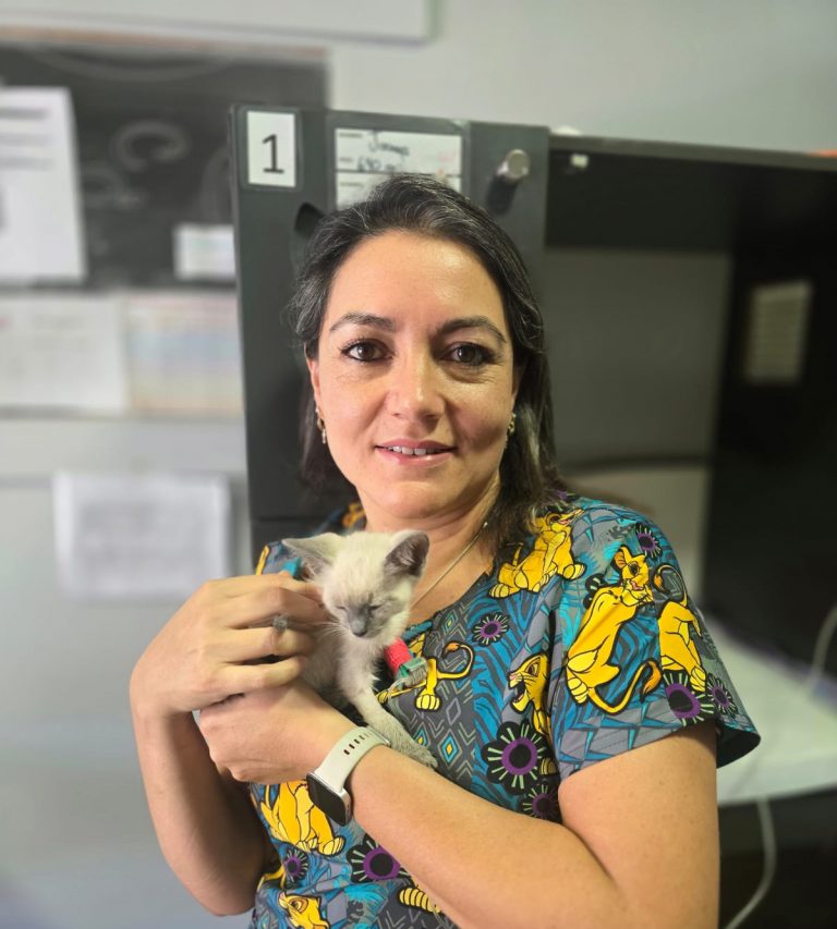 Egresada de Medicina Veterinaria UDLA transforma su vocación en emprendimiento