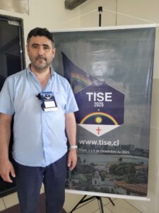 Hombre al lado de pendón