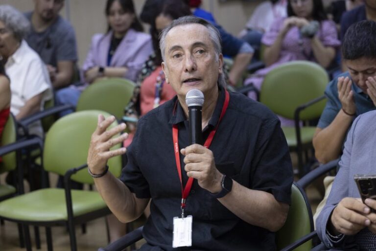 Osvaldo Artazar con micrófono