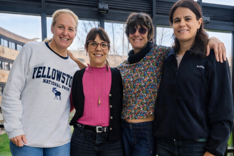 Academica con grupo de 3 personas en Barcelona