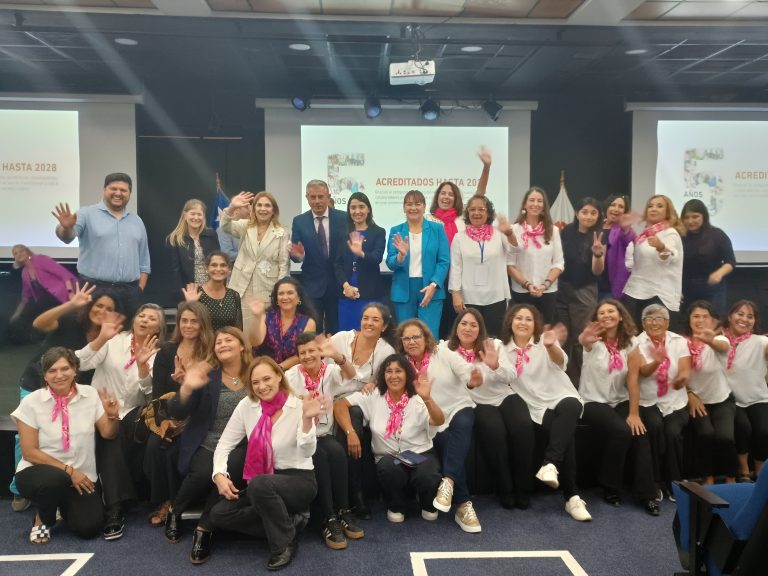 Ministra de la Mujer encabeza en el Campus Los Castaños de UDLA ceremonia de aniversario de Remo Arriba Rosas en una de sus primeras actividades oficiales