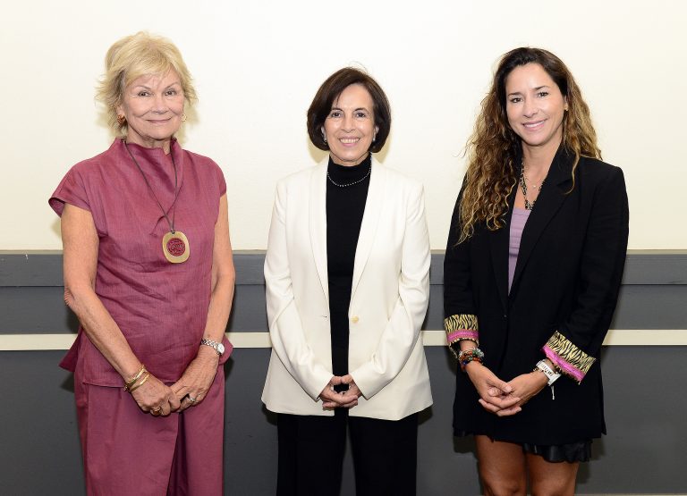UDLA impulsa debate sobre conciliación laboral y social en jornada conmemorativa por el 8M