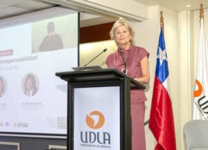 Mujer en podio con bandera