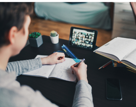 Estudiante en escritorio