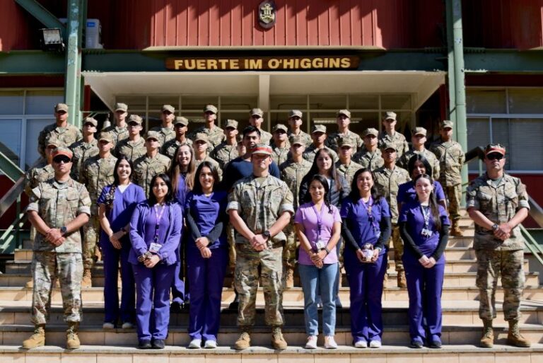 Academicas rodeadas de militares