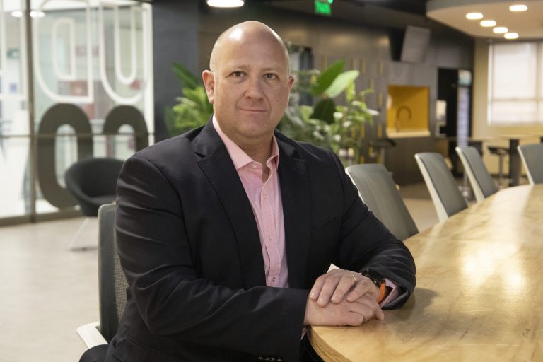 Académico investigador de la Facultad de Comunicaciones y Artes de UDLA participa como exponente en la Academia de Guerra Naval