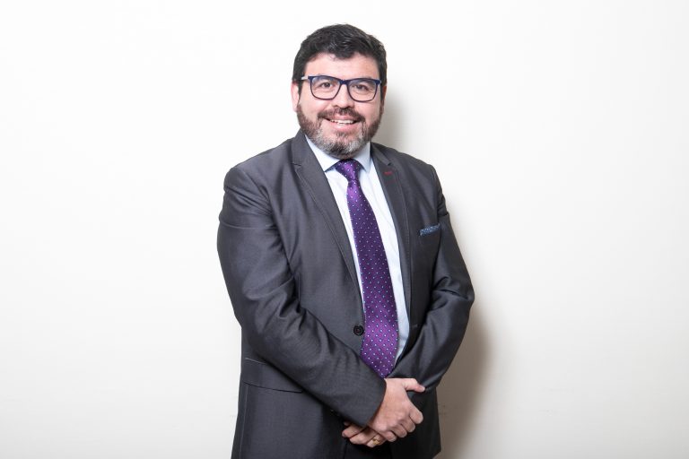 Director de Escuela de Administración Pública de UDLA aborda los desafíos de la carrera: certificación, vinculación con el medio e internacionalización