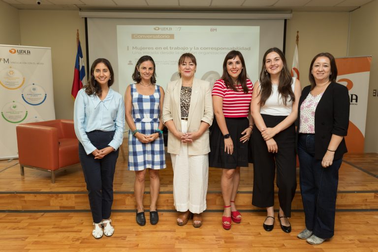 Conversatorio aborda corresponsabilidad, gestión organizacional y participación laboral femenina en Ciclo 8M de UDLA Sede Viña del Mar