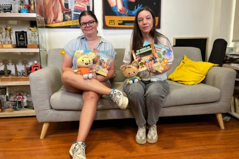 2 mujeres directoras sentadas en un sofá