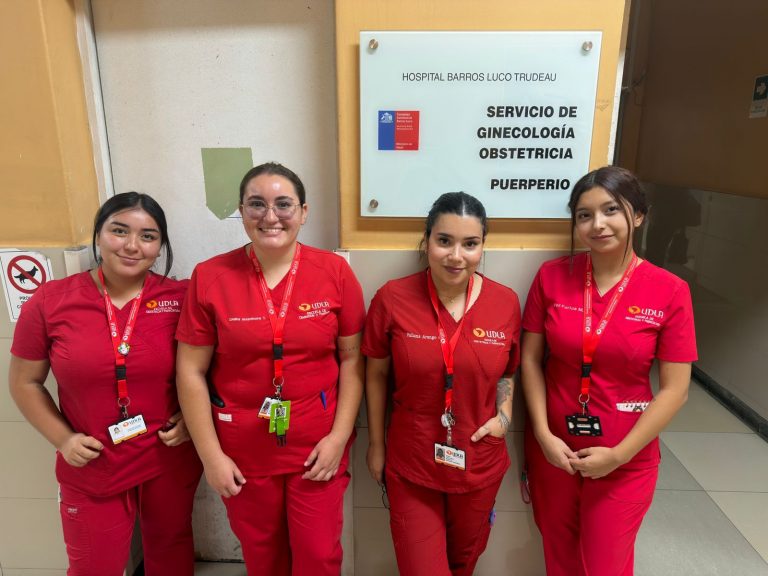 Estudiantes de Obstetricia y Puericultura de UDLA inician práctica clínica en Hospital Barros Luco