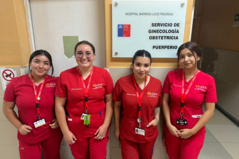 Grupo de 4 mujeres con uniforme rojo