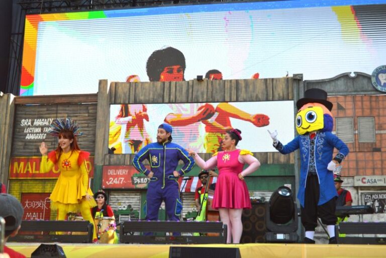 Teatro con disfraces de colores