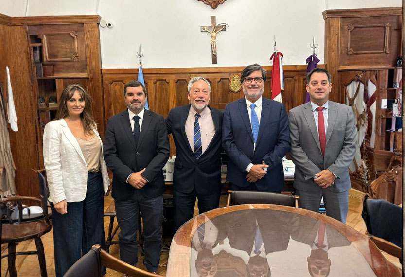 autoridades en encuentro de udla con universidad de cordoba