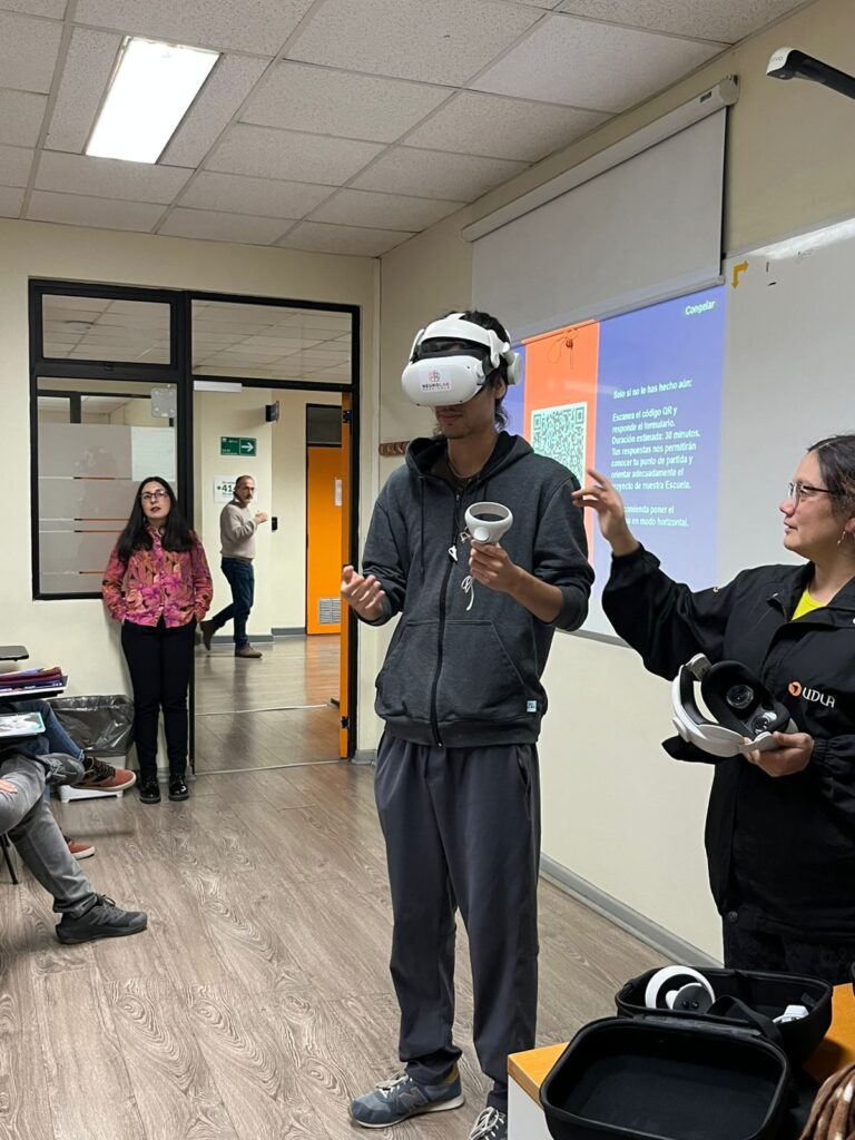 Estudiantes de Traducción e Interpretación en Inglés de UDLA participan en actividad de realidad virtual en el marco de proyecto PAIM