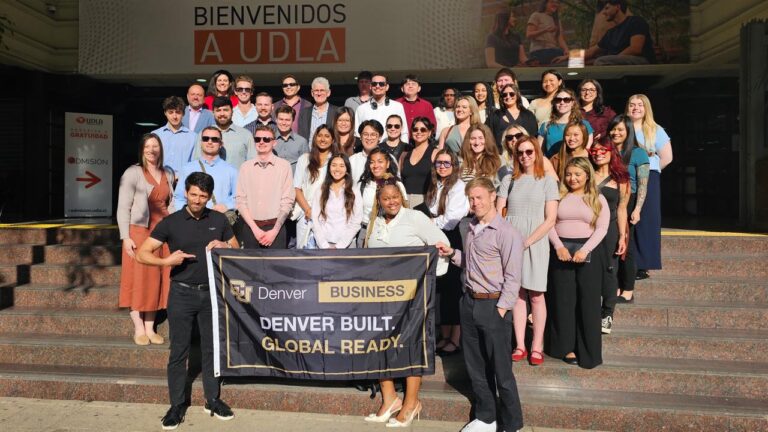Estudiantes del programa de MBA de la Universidad de Denver asisten a charla dictada por académico investigador de UDLA