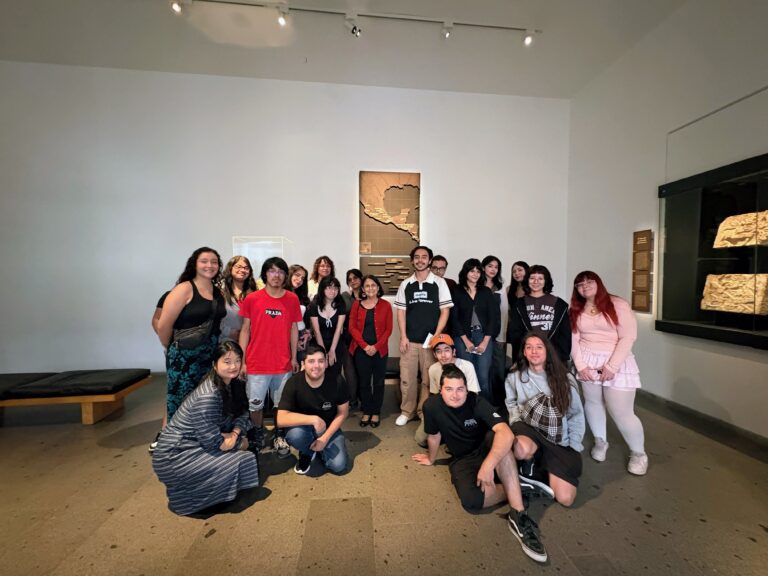 Estudiantes de la carrera de Traducción e Interpretación de UDLA visitan el Museo Chileno de Arte Precolombino