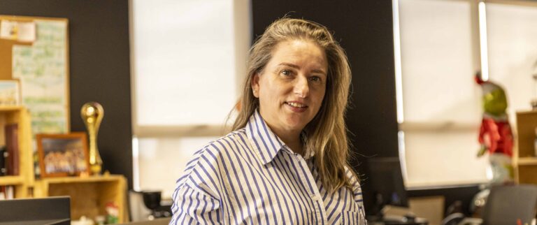 Egresada de UDLA Glenda Azcárate  colabora en trabajos de construcción del Metro de Londres