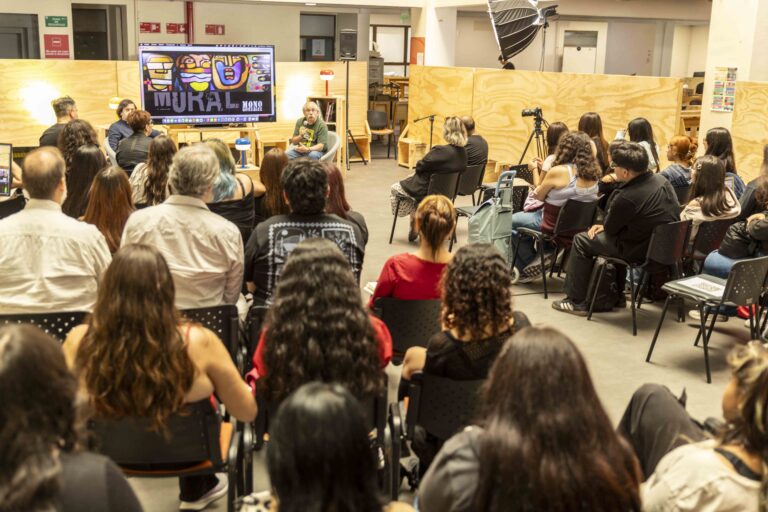 Se inicia Ciclo DAR FORMA de UDLA con la participación del Premio Nacional de Artes Plásticas Alejandro “Mono” González