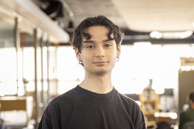 Nuevas generaciones en formación: Santiago Acuña se titula y destaca con “La sociedad bajo las plantas”