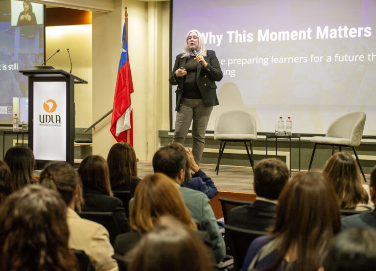 UDLA reafirma su compromiso con la excelencia en educación online en charla magistral con Jennifer Mathes
