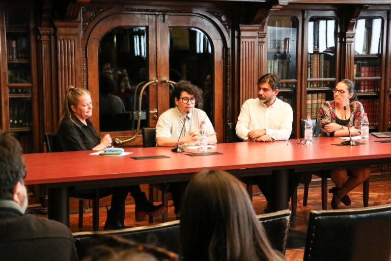 Académico investigador de la Escuela de Arquitectura de UDLA presenta el sitio web del archivo de Ronald Kay en la Biblioteca Nacional