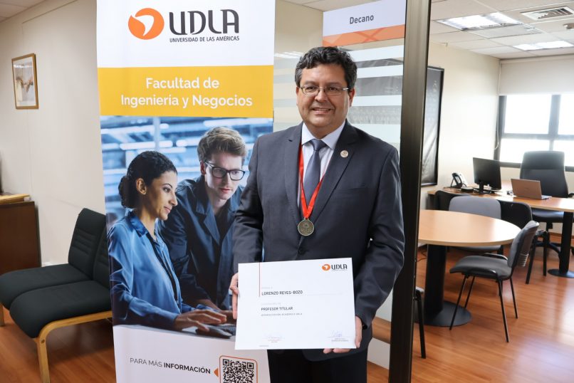 Decano con diploma