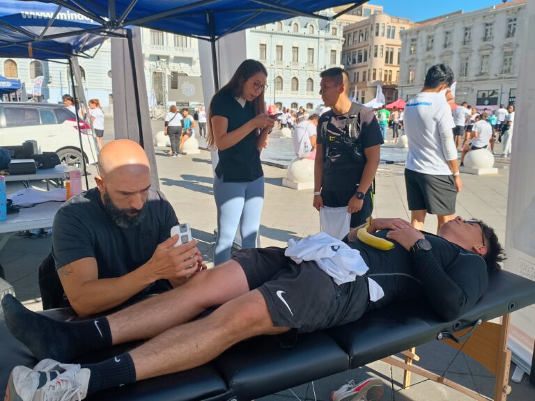 Carreras de Kinesiología y Enfermería participan en Media Maratón de Viña del Mar y Corrida Familiar de Valparaíso con acciones de salud
