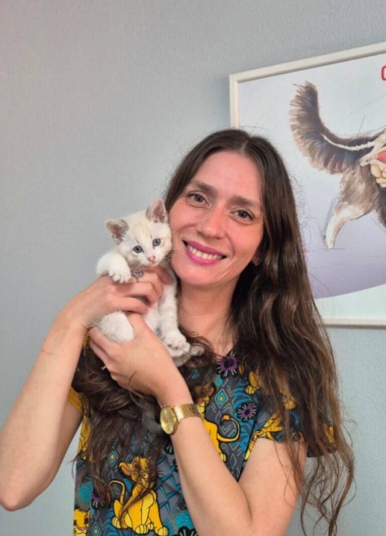 Egresada Lorna Cárcamo: especialización y compromiso con la medicina felina