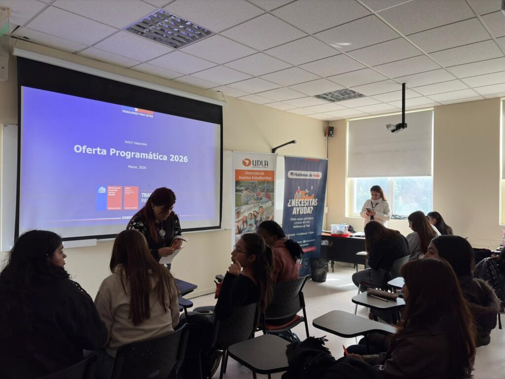 Estudiantes de UDLA se forman como agentes sensibilizadores de género en charlas del Injuv