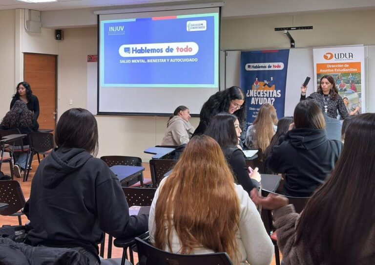 Estudiantes UDLA se forman como agentes sensibilizadores de género en charlas del Injuv