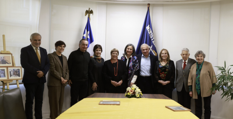 Decano Osvaldo Artaza participa en encuentro de exministros convocado por el Ministerio de Salud