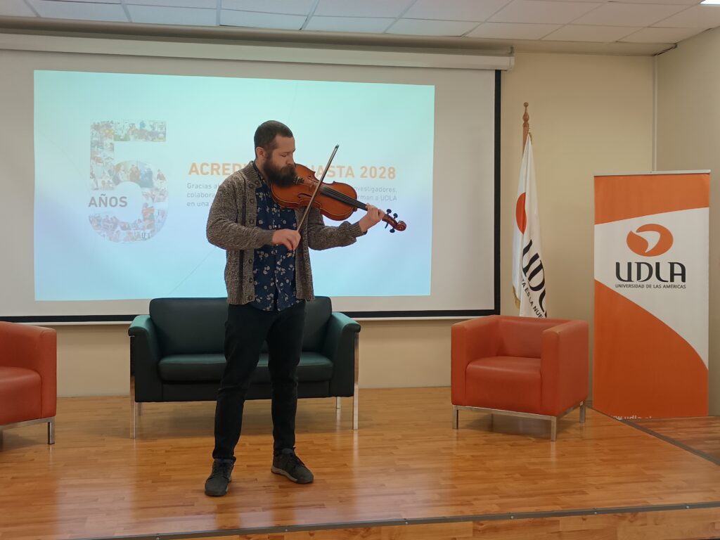 La firma del convenio para crear el Conservatorio EncontrArte se realizó en el Campus Los Castaños de UDLA.