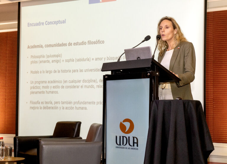 Subsecretaria Fernanda Valdés analiza los desafíos estructurales de la educación superior en podcast de UDLA Diálogos Ciudadanos