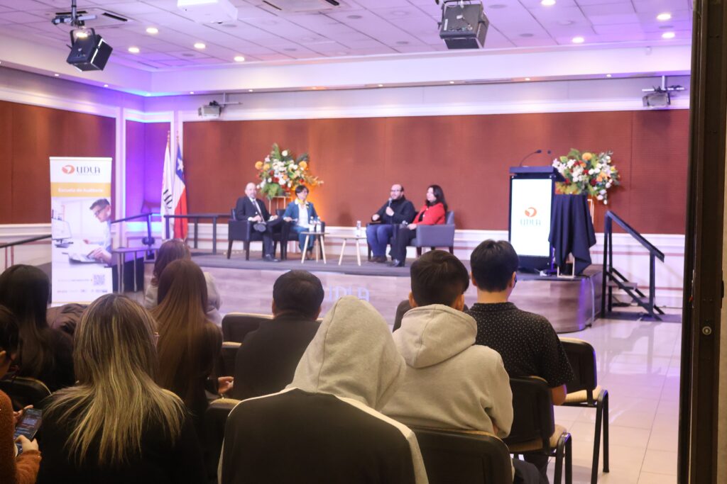 Escuela de Auditoría UDLA realizó seminario sobre investigación contable e Inteligencia Artificial