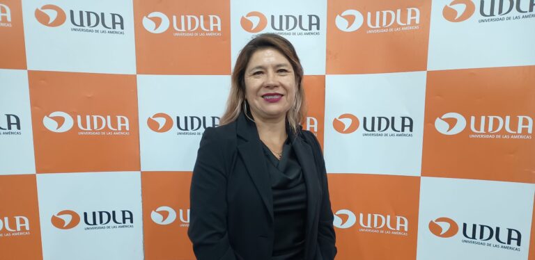 Silvana Navarrete, egresada de la Escuela de Trabajo Social y gestora de formación en Fundación Prodemu: “UDLA me entregó la metodología para desarrollar intervenciones situadas y acordes a los intereses de las personas”