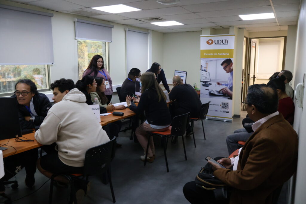 Atención de contribuyentes en UDLA, con apoyo del SII