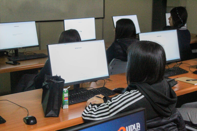 UDLA inaugura nueva versión de la Escuela para niñas STEAM junto a estudiantes de Le Monde School