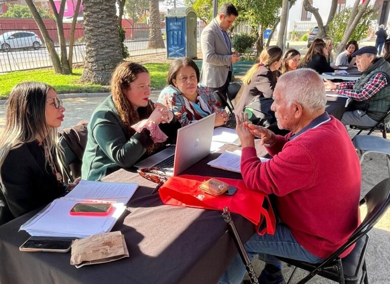 Clínica Jurídica UDLA ofrece exitoso operativo legal para adultos mayores de La Florida       