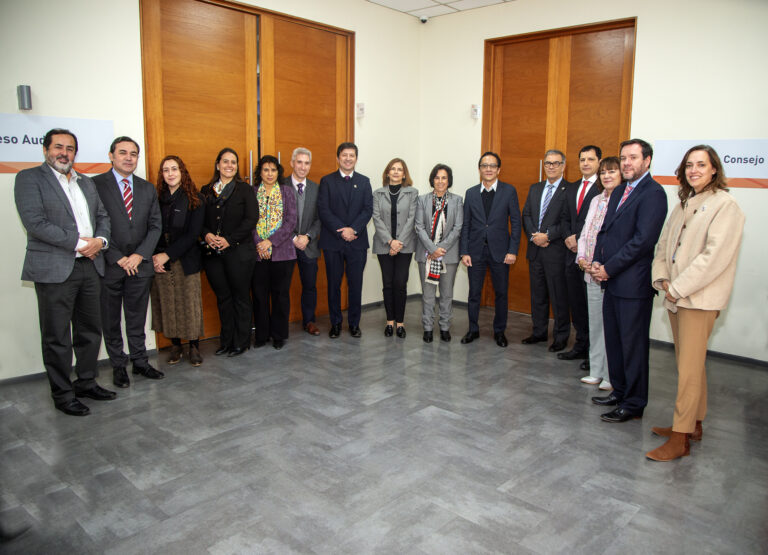 Autoridades de UDLA analizan la innovación y transformación educativa junto al director ejecutivo del Instituto para el Futuro de la Educación del Tec de Monterrey