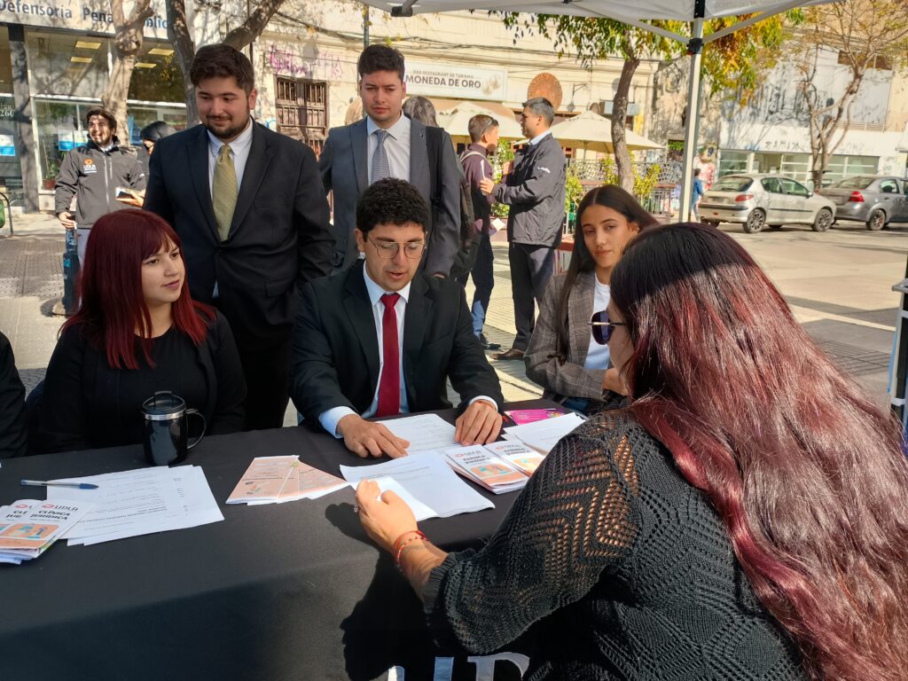 Estudiantes de la carrera de Derecho de UDLA ofrecen orientación jurídica